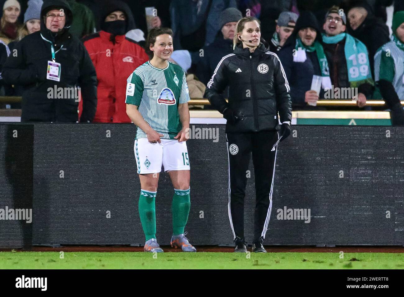 v.li.: Jasmin Sehan (SV Werder Bremen, 15) wird nach 7-monatiger Verletzungspause eingewechselt, Rückkehr, Comeback, lächelt, lacht, freut sich, Spaß, Freude, Vierte Offizielle (4. Offizielle, 4. SCHIEDSRICHTERIN) ANKE HÖLSCHER, DIE DFB-RICHTLINIEN UNTERSAGEN JEGLICHE NUTZUNG VON FOTOS ALS SEQUENZBILDER UND/ODER VIDEOÄHNLICHE FOTOSTRECKEN. DFB-VORSCHRIFTEN VERBIETEN JEDE VERWENDUNG VON FOTOGRAFIEN ALS BILDSEQUENZEN UND/ODER QUASI-VIDEO., 26.01.2024, Bremen (Deutschland), Fussball, Google Pixel Frauen-Bundesliga, SV Werder Bremen - Bayer 04 Leverkusen Stockfoto