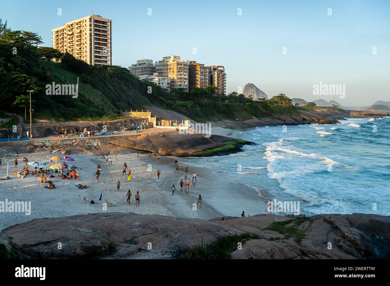 Teilweiser Blick auf den Strand Praia do Diabo zwischen dem südlichen Ende der Copacabana und der Küste des Ipanema Bezirks unter dem sonnigen, klaren blauen Himmel am Sommernachmittag. Stockfoto