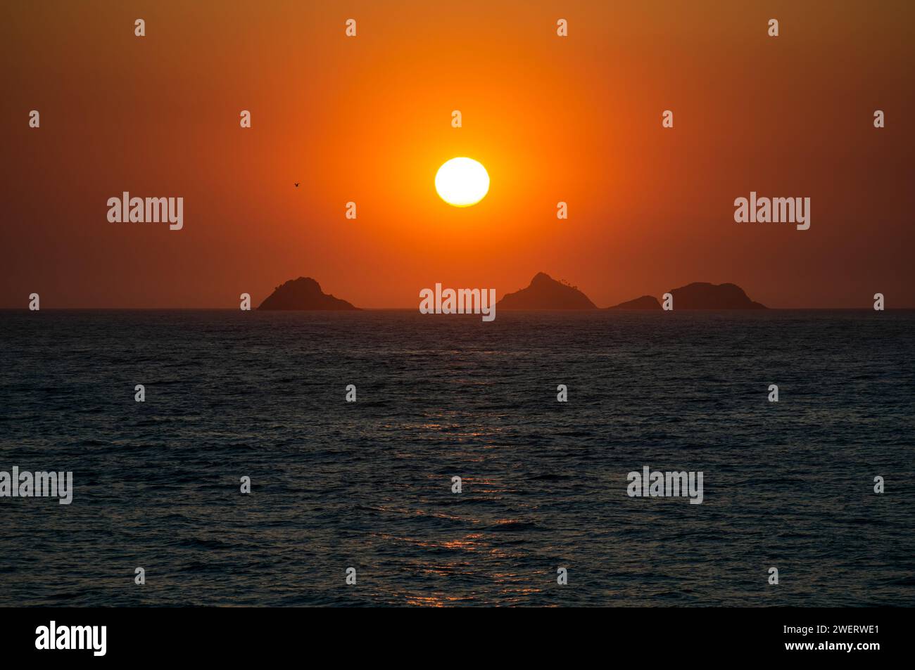 Blick auf den Himmel bei Sonnenuntergang vom Arpoador-Felsen (Pedra do Arpoador) mit den Tijucas-Inseln am Horizont unter dem klaren Himmel am Sommernachmittag. Stockfoto