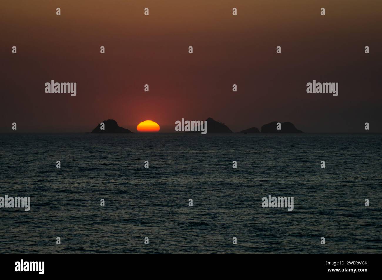 Blick auf den Himmel bei Sonnenuntergang vom Arpoador-Felsen (Pedra do Arpoador) mit den Tijucas-Inseln am Horizont unter dem sonnigen Sommernachmittagshimmel. Stockfoto