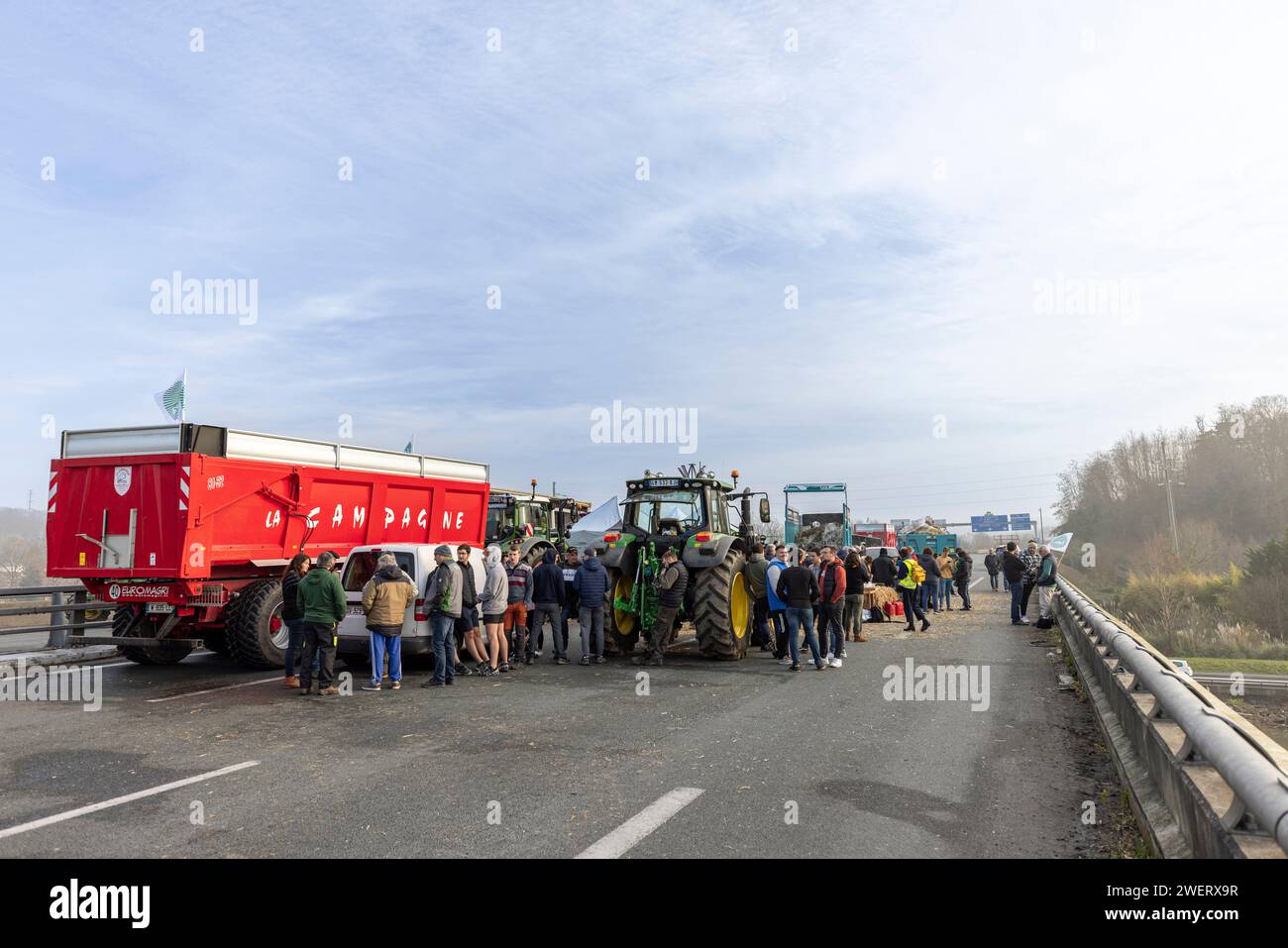 Bauernprotest, der die Autobahn A63 blockiert (Hubert Touya Viaduct, Bayonne (64100), Pyrénées-Atlantiques (64), Nouvelle Aquitaine, Frankreich; 2024-01-26). Am vierten Tag der Blockade, am Freitag, 26. Januar 2024, haben die Bauern aus Pyrénées-Atlantiques, als Reaktion auf den Aufruf der FDSEA 64 und Young Farmers haben Blockaden an den Autobahnkreuzen Bayonne organisiert. Auf diesem Abschnitt der Autobahn ist der Verkehr seit vier Tagen unterbrochen. Die Proteste in der Landwirtschaft sind ein Zeichen für die Krise, vor der der Agrarsektor in Frankreich und Europa steht. Stockfoto