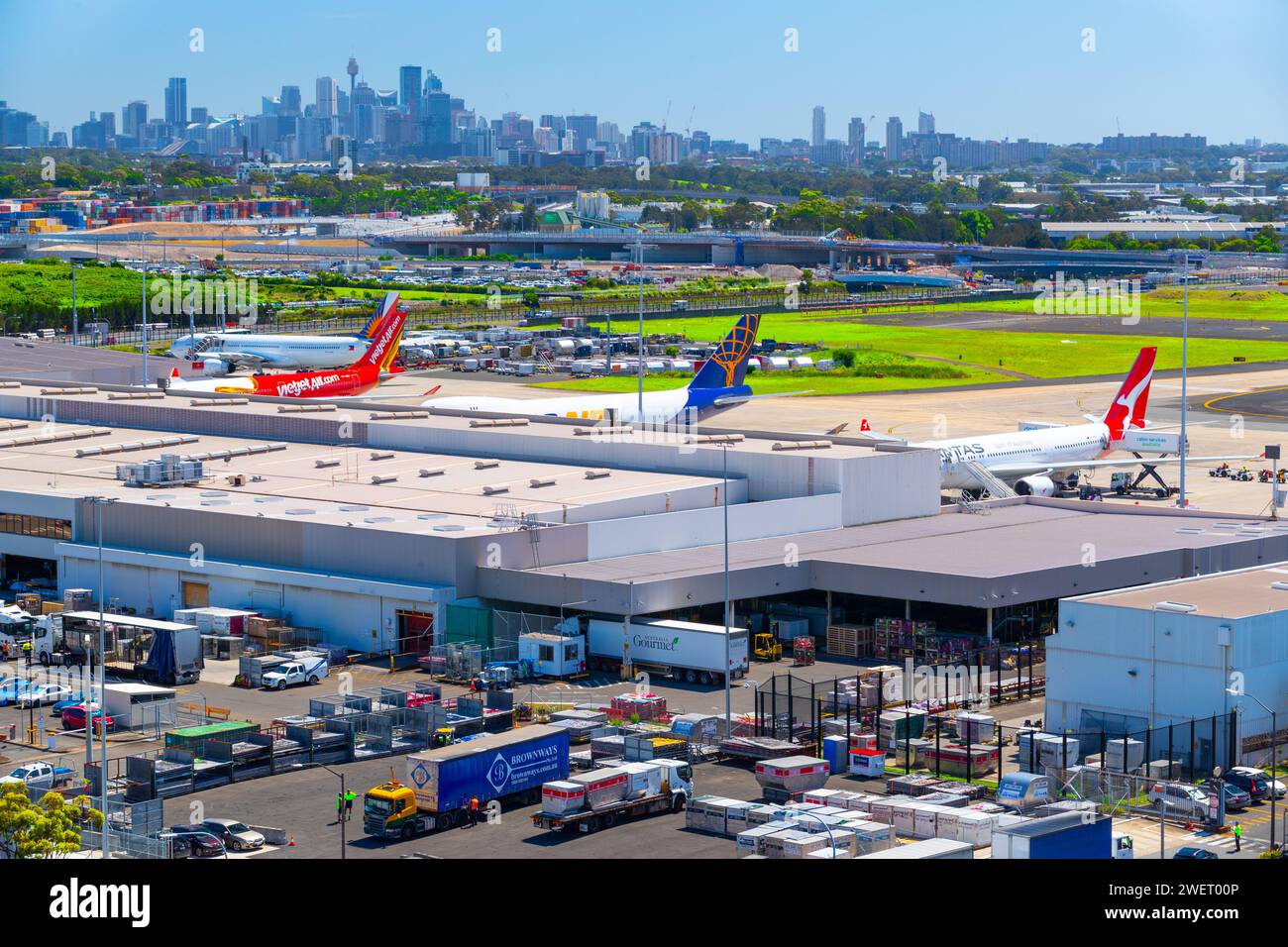 Flugzeuge am Flughafen Sydney (Kingsford Smith) am Luftfracht- und Frachtterminal. Stockfoto