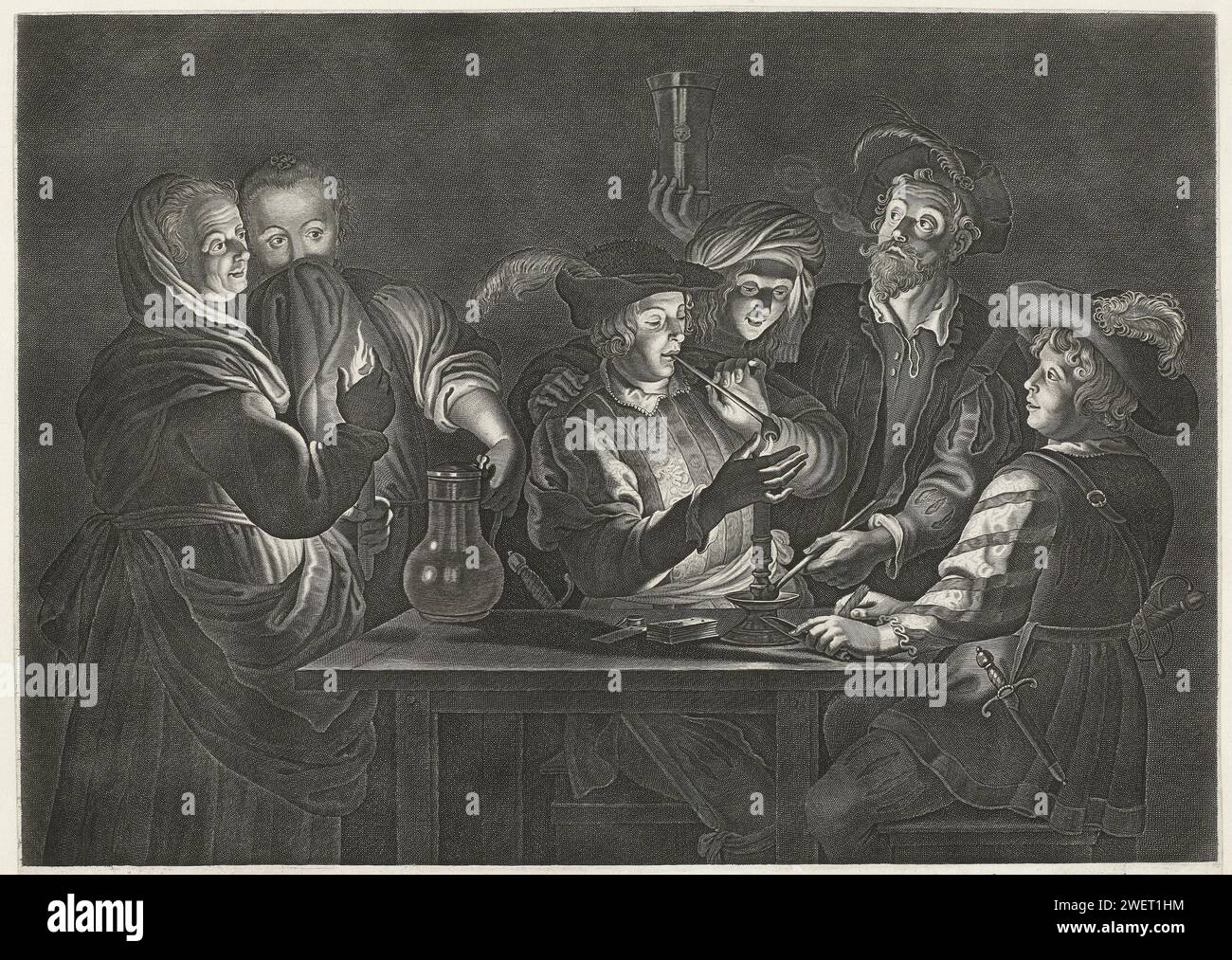 Rauchende und trinkende Männer in einem gasthaus, 1619 - 1652 drucken vier rauchende und trinkende Männer unterschiedlichen Alters sitzen mit Spielkarten an einem Tisch. Einer der Männer zündet seine Pfeife mit einer Kerze an. Links sind eine ältere Frau mit einer Kerze in der Hand und eine Dienerin mit Weinkrug. Nachtstück mit clair-obscur. Unter der Show eine vierzeilige lateinische Strophe und eine vierzeilige niederländische Strophe. Papiergravur gasthaus, Kaffeehaus, Gasthaus, etc. Pfeife  Tabak. Getränke, Stimulanzien, Drogen (+ Essen, Trinken, Rauchen, Kauen usw. im Geheimen, im Geheimen). Kartenspiele. Behälter aus Metall: Eimer, Dose, Kanister, Trommel, Blech Stockfoto