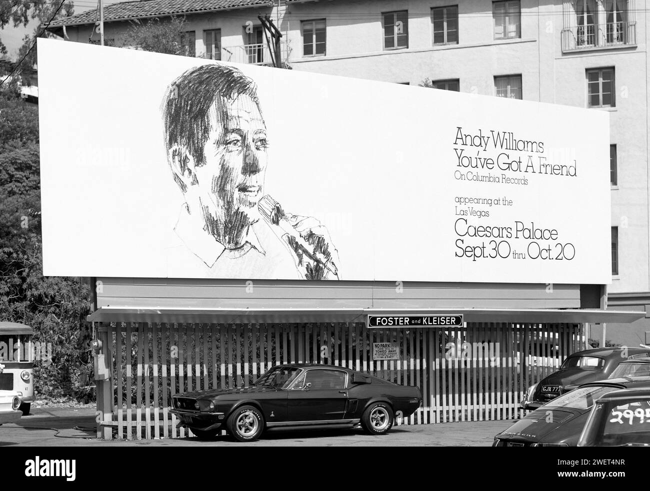 Eine Plakatwand aus dem Jahr 1971 auf dem Sunset Strip wirbt für ein Album und einen Auftritt des Sängers Andy Williams in Las Vegas. West Hollywood, Kalifornien, USA Stockfoto