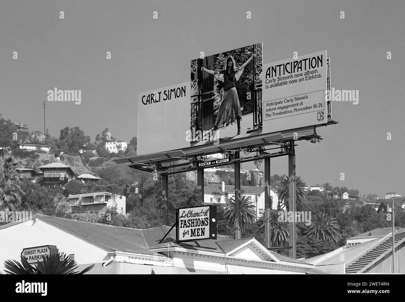 Eine Werbetafel aus dem Jahr 1971 auf dem Sunset Strip wirbt für einen neuen Rekord von Carly Simon. Los Angeles, Kalifornien, USA Stockfoto