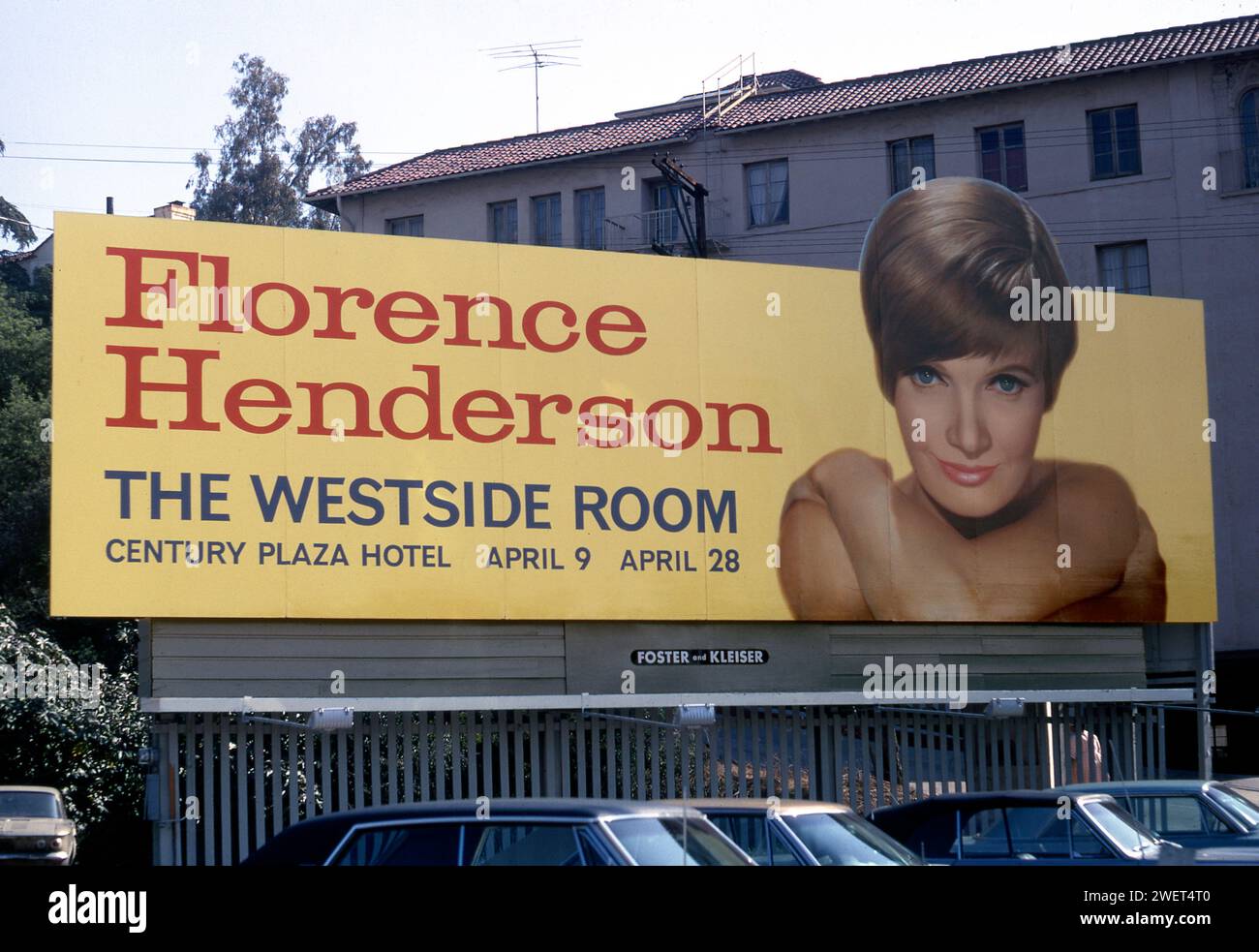 Eine Werbetafel auf dem Sunset Strip wirbt für eine Live-Performance von Florence Henderson, die später für ihre Rolle in der Fernsehshow Brady Bunch bekannt war. Um 1970. Los Angeles, Kalifornien, USA Stockfoto