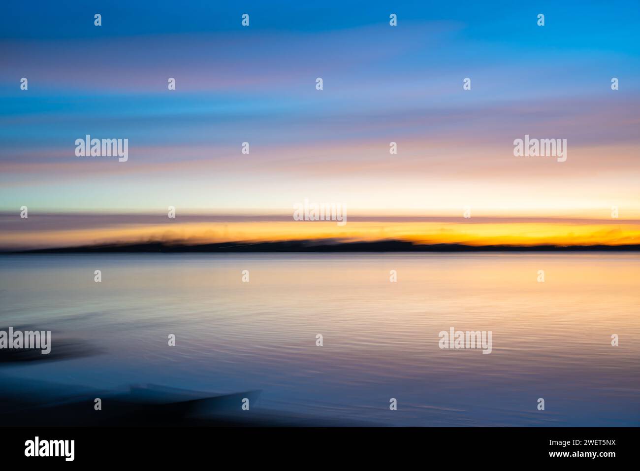 Hintergrund Sonnenuntergang die beabsichtigte Kamerabewegung bewirkt sanfte Farbtöne auf der hellblauen Morgenstunde. Stockfoto