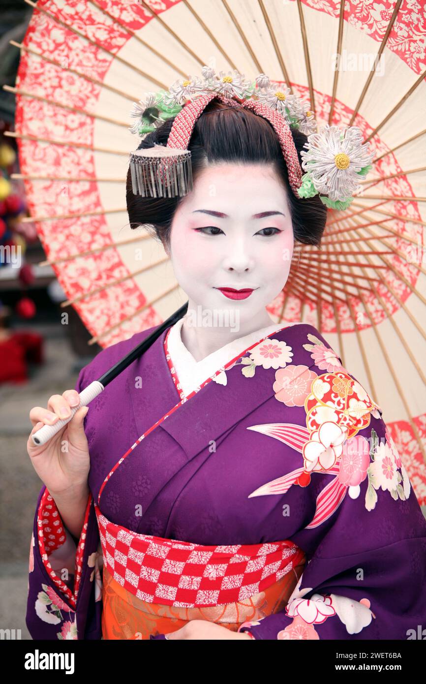 Wunderschöne japanische Geisha Maiko in Kyoto Japan mit Regenschirm Stockfoto