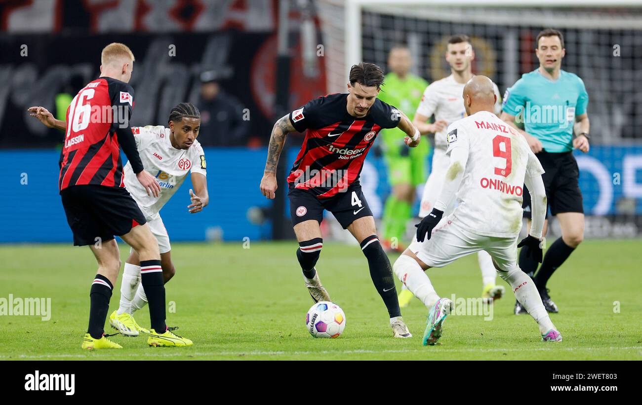 Frankfurt Am Main, Deutschland. Januar 2024. v. l. Hugo Larsson (Eintracht Frankfurt, 16), Leandro Barreiro (1.FSV Mainz 05, 8), Robin Koch (Eintracht Frankfurt, 4) und Karim Onisiwo (1.FSV Mainz 05, 9). 26.01.2024, Fußball, 1. Bundesliga, Eintracht Frankfurt - 1. FSV Mainz 05, GER, Frankfurt am Main, Deutsche Bank Park, DFL-VORSCHRIFTEN VERBIETEN DIE VERWENDUNG VON FOTOGRAFIEN ALS BILDSEQUENZEN UND/ODER QUASI-VIDEO. Quelle: dpa/Alamy Live News Stockfoto