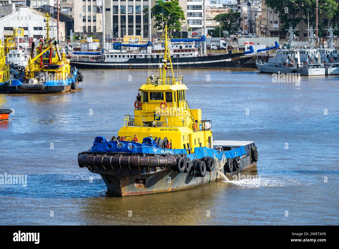 Ein Schlepper im geschäftigen Hafen von Montevideo, Uruguay. Stockfoto