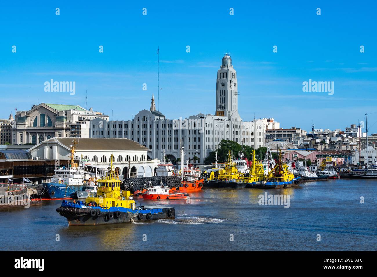 Das Custom Building mit Blick auf die Schiffe im geschäftigen Hafen von Montevideo, Uruguay. Stockfoto
