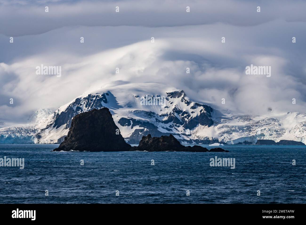 Berge und Gletscher entlang der Küste der Elefanteninsel in der Antarktis. Stockfoto