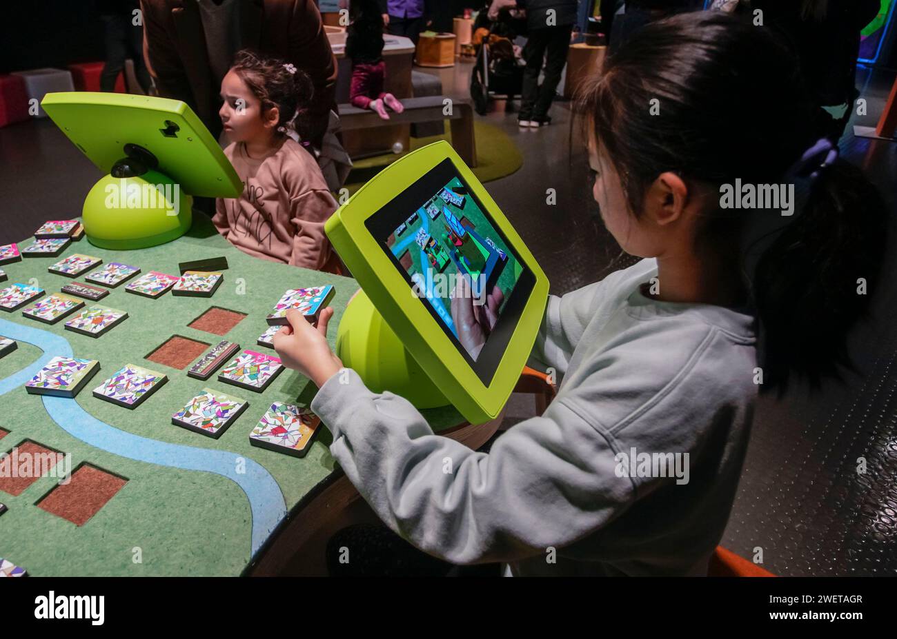 Vancouver, Kanada. Januar 2024. Kinder interagieren mit einer Augmented Reality (AR)-Ausstellung während der Ausstellung „Dream Tomorrow Today“ in Vancouver, British Columbia, Kanada, am 26. Januar 2024. Quelle: Liang Sen/Xinhua/Alamy Live News Stockfoto