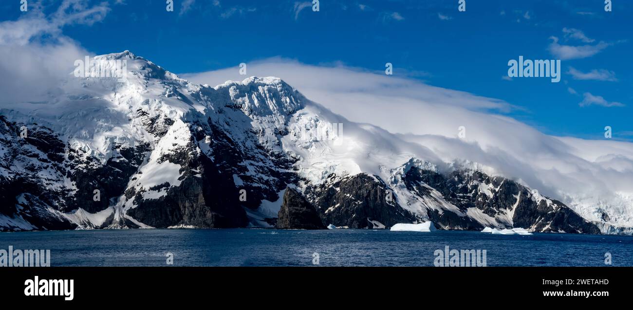 Panoramablick auf Gletscher und Berge der Antarktischen Halbinsel, Antarktis. Stockfoto