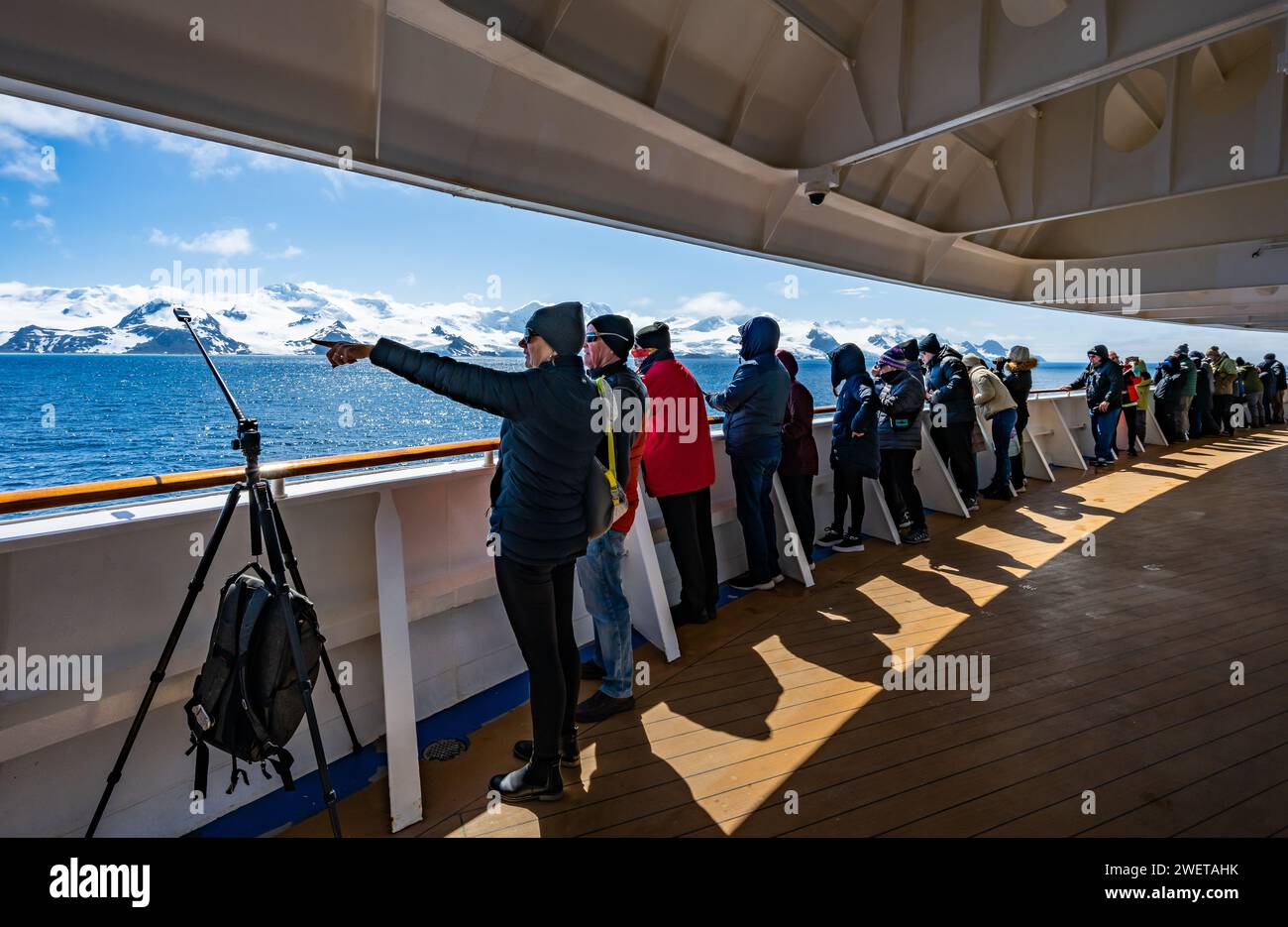 Passagiere auf einem Kreuzfahrtschiff genießen die spektakuläre Landschaft der Antarktis. Stockfoto