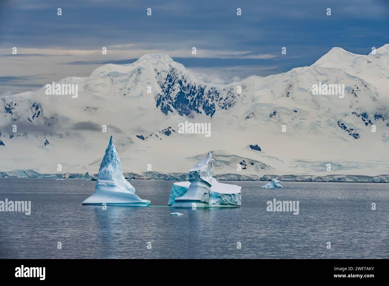 Seltsam geformter Eisberg, der im Wasser in der Nähe der Antarktis schwimmt. Stockfoto