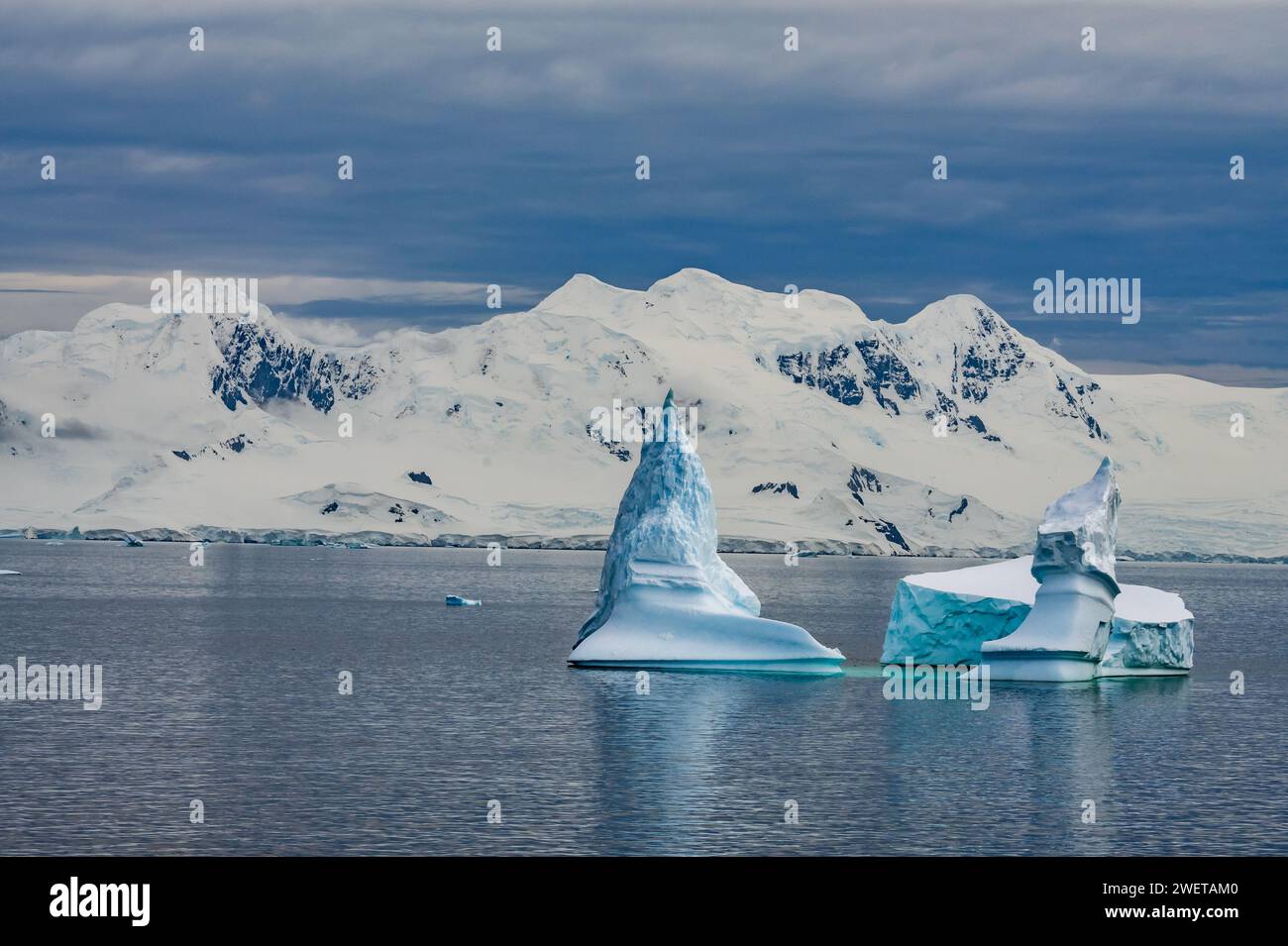 Seltsam geformter Eisberg, der im Wasser in der Nähe der Antarktis schwimmt. Stockfoto
