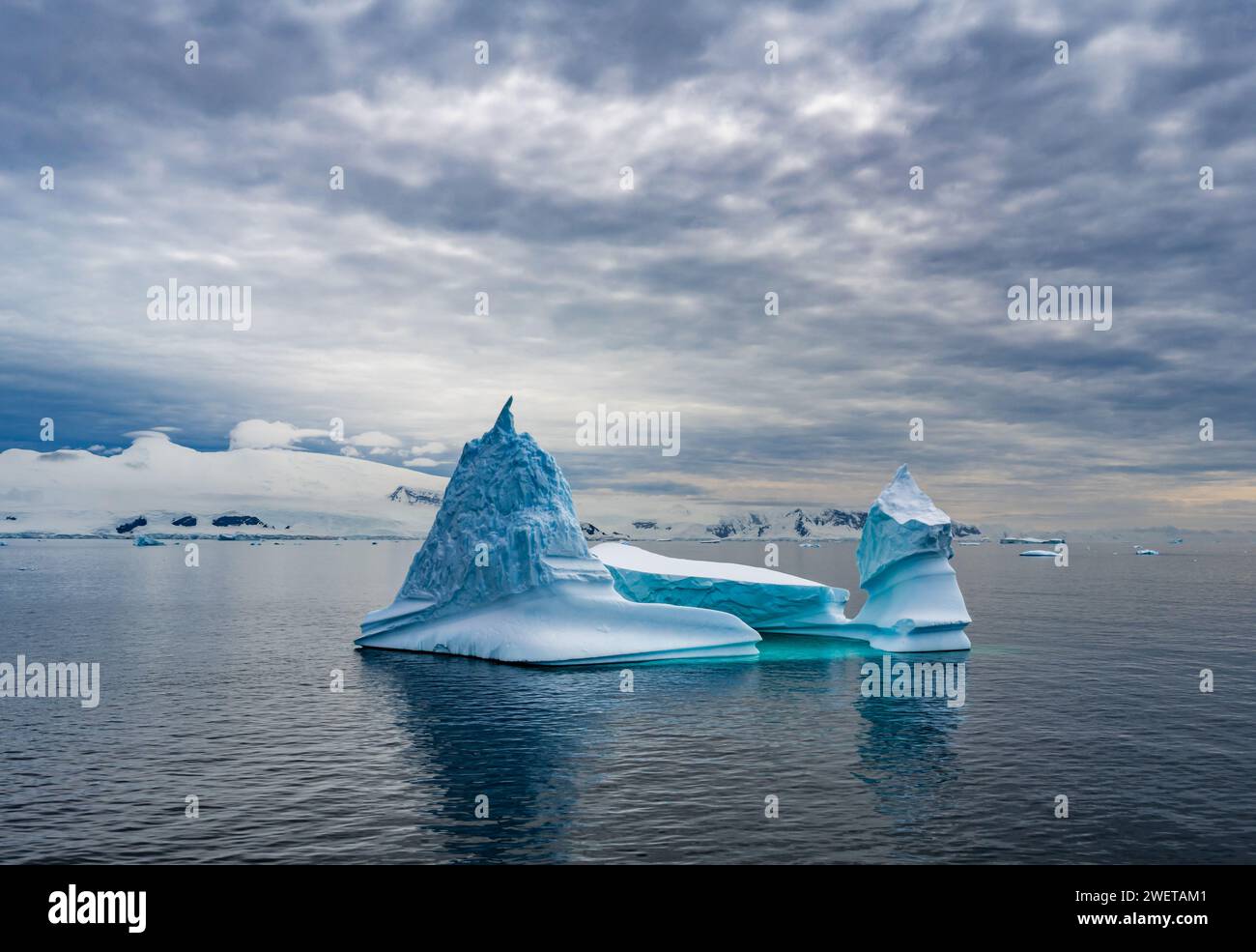 Seltsam geformter Eisberg, der im Wasser in der Nähe der Antarktis schwimmt. Stockfoto