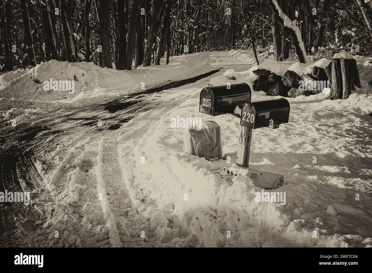 Ein Paket, das an einem winterlichen Tag in der Nähe der Postfächer lag Stockfoto