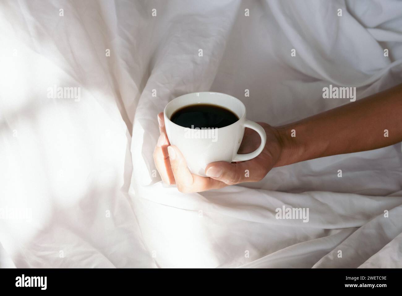 Zeit für einen Kaffee im Bett. Wachen Sie früh am Morgen auf. Stockfoto