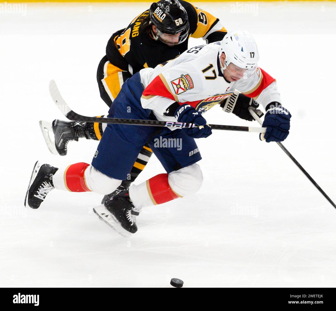 Pittsburgh, Usa. Januar 2024. Der Pittsburgh Penguins-Verteidiger Kris Letang (58) kollidiert am Freitag, den 26. Januar 2024 in der PPG Paints Arena in Pittsburgh mit dem Florida Panthers Center Evan Rodrigues (17). Foto von Archie Carpenter/UPI. Quelle: UPI/Alamy Live News Stockfoto