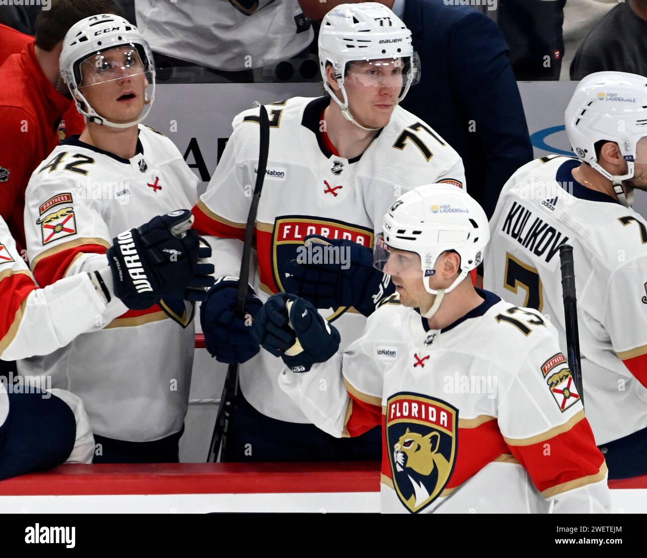 Pittsburgh, Usa. Januar 2024. Sam Reinhart (13) feiert sein Power-Play-Tor in der zweiten Periode gegen die Pittsburgh Penguins in der PPG Paints Arena in Pittsburgh am Freitag, den 26. Januar 2024. Foto von Archie Carpenter/UPI. Quelle: UPI/Alamy Live News Stockfoto