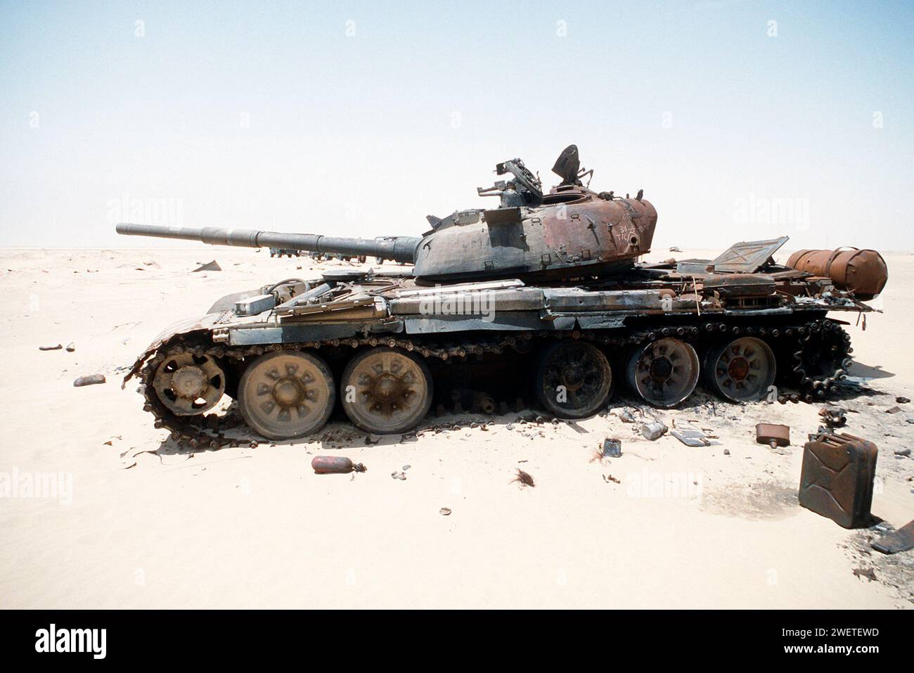 Ein irakischer Kampfpanzer T-72 wurde in der Nähe der Luftwaffenbasis Ali Al Salem während der Operation Desert Storm zerstört Stockfoto