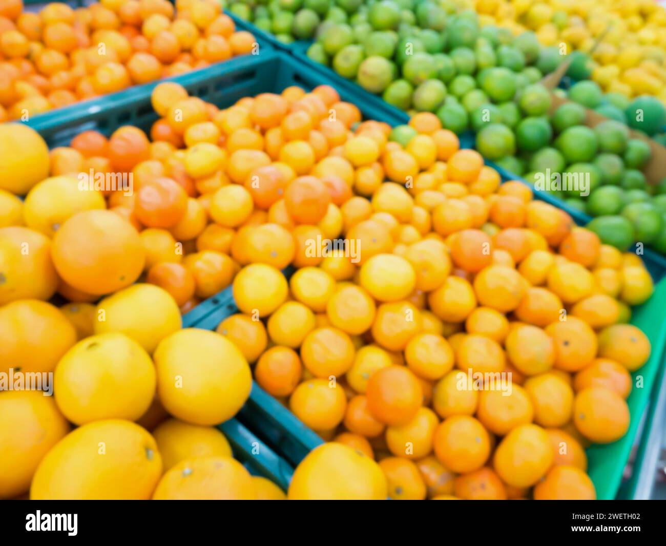 Frische Orangen auf dem Markt verschwimmen den Hintergrund Stockfoto