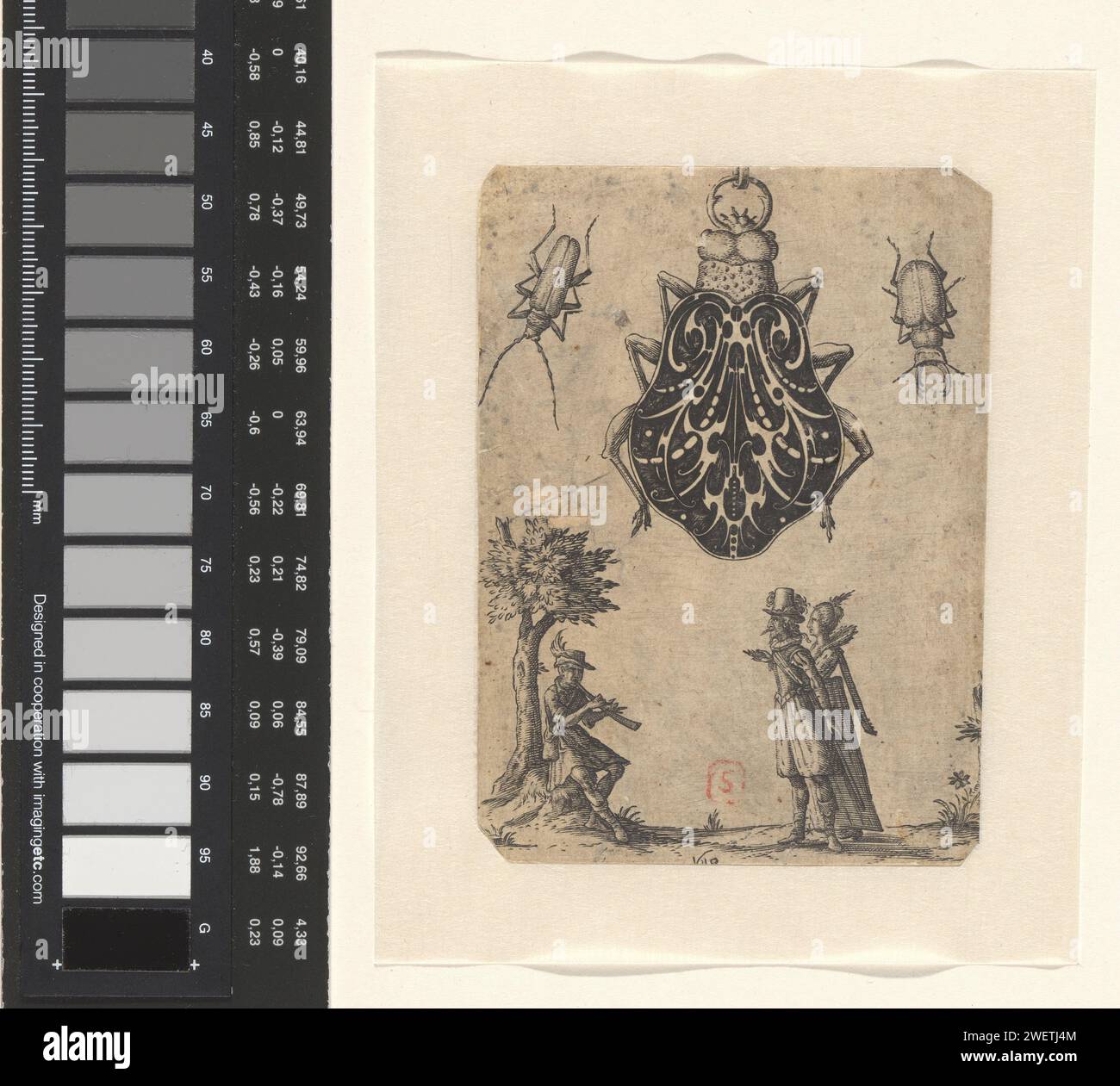 Schwarzwerk Ornament in Form eines Käfers, Jean Toutin, 1619 Schwarzes Werk Ornament in Form eines Käfers. Links und rechts ein kleiner Käfer. Unter ihnen eine Dame und ein Gentleman, die für einen Spielmann stehen, der ein Blasinstrument spielt. Teil einer Serie von Ornamentdrucken für Goldschmiede und Emailleure. Papierstich-Ornament aus Tierformen. Insekten: Käfer. Eine Person spielt Blasinstrument - CC - draußen Stockfoto