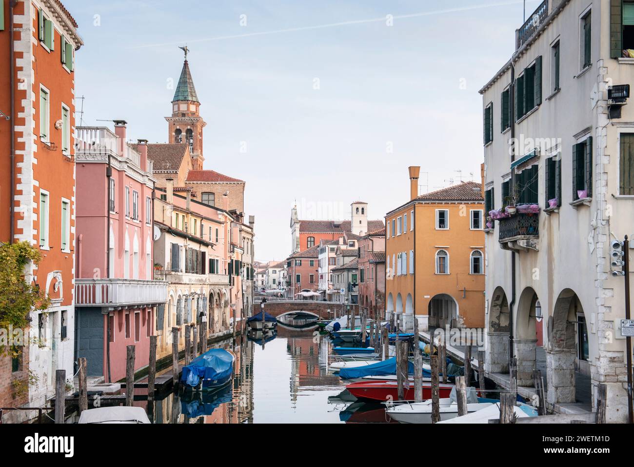 Farbenfrohe venezianische Architektur entlang der Canal Vena, Chioggia, an der Lagune von Venedig, Italien Stockfoto