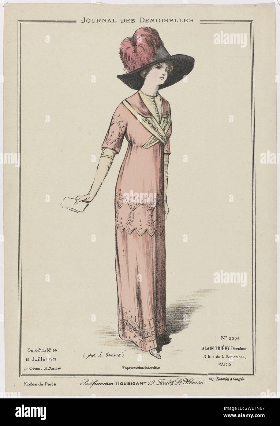 Journal des Demoiselles, Beilage zu Nr. 14., 15. Juli 1911, Nr. 5006: Parfümerie Houbigant (...), 1911 Frau in einem Kleid mit hoher Taille und halblangen Ärmeln. Ärmel, Hüfte und Saum mit Blumen-, Punkt- und Zickzackmotiven. Großer Hut mit breiter Kante und Federn. Brief in der Hand. Druck aus dem Modemagazin Journal des Demoiselles (1833-1922). Papierteller. Kleid, Kleid (+ Damenkleidung). Kopfbedeckung: Hut (+ Damenbekleidung). Letter, Umschlag. Kopfbedeckung: Hut (+ Federn für Kleidung) Stockfoto