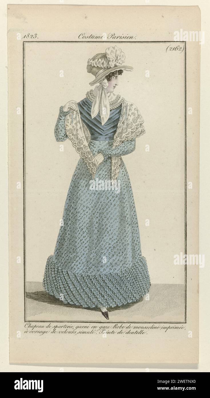Journal of the Ladies and Fashion, Pariser Kostüm, 30. Juni 1823, (2162): Hut von Sparteri (...), 1823 Frau mit einem Hut von Sparterie auf dem Kopf (geflochtene Pflanzenfasern) mit Tüll verziert. Sie trägt ein Kleid aus bedrucktem Musselin mit einem Body aus „Velor Simulé“. Weiteres Zubehör: Dreieckiges spitzentuch, Handschuhe, Schuh mit quadratischer Nase. Der Druck ist Teil des Modemagazins Journal des Dames et des Modes, herausgegeben von Pierre de la Mésangère, Paris, 1797–1839. Papiergravur von Modetafeln. Kleid, Kleid (+ Damenkleidung). Kopfbedeckung: Hut (+ Damenbekleidung). spitze (+ Damenkleidung). Clothi Stockfoto