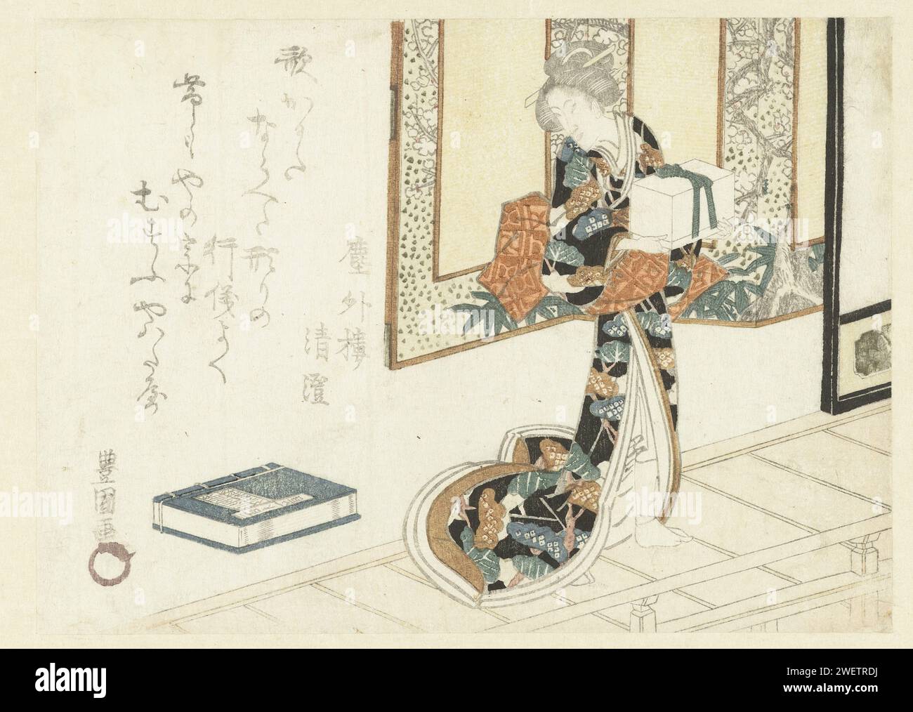 Frau mit Holzkiste, UTAGAWA TOYOKUNI (I), C. 1810 -C. 1815 Druck Eine Frau steht auf einer Veranda mit einer Schachtel mit Karten für ein Erinnerungsspiel. Hinter ihr ein einklappbarer Bildschirm. Auf dem Boden befindet sich das Buch „hundert Gedichte von hundert Dichtern“, auf dem das Gedächtnisspiel basiert. Mit einem Gedicht. Schmuckkästchen in Papierfarbe mit Holzschnitt. Bildschirm, klappbarer Bildschirm Stockfoto