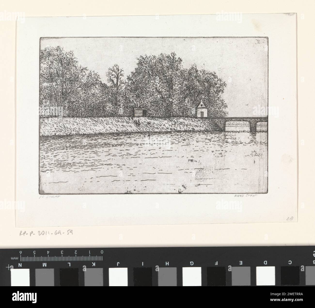 Haus in der Nähe von Brug, Kees Stoop, ca. 1976 Druck Haus in der Nähe der Brücke, Wasser im Vordergrund. Papierätzfluss Stockfoto