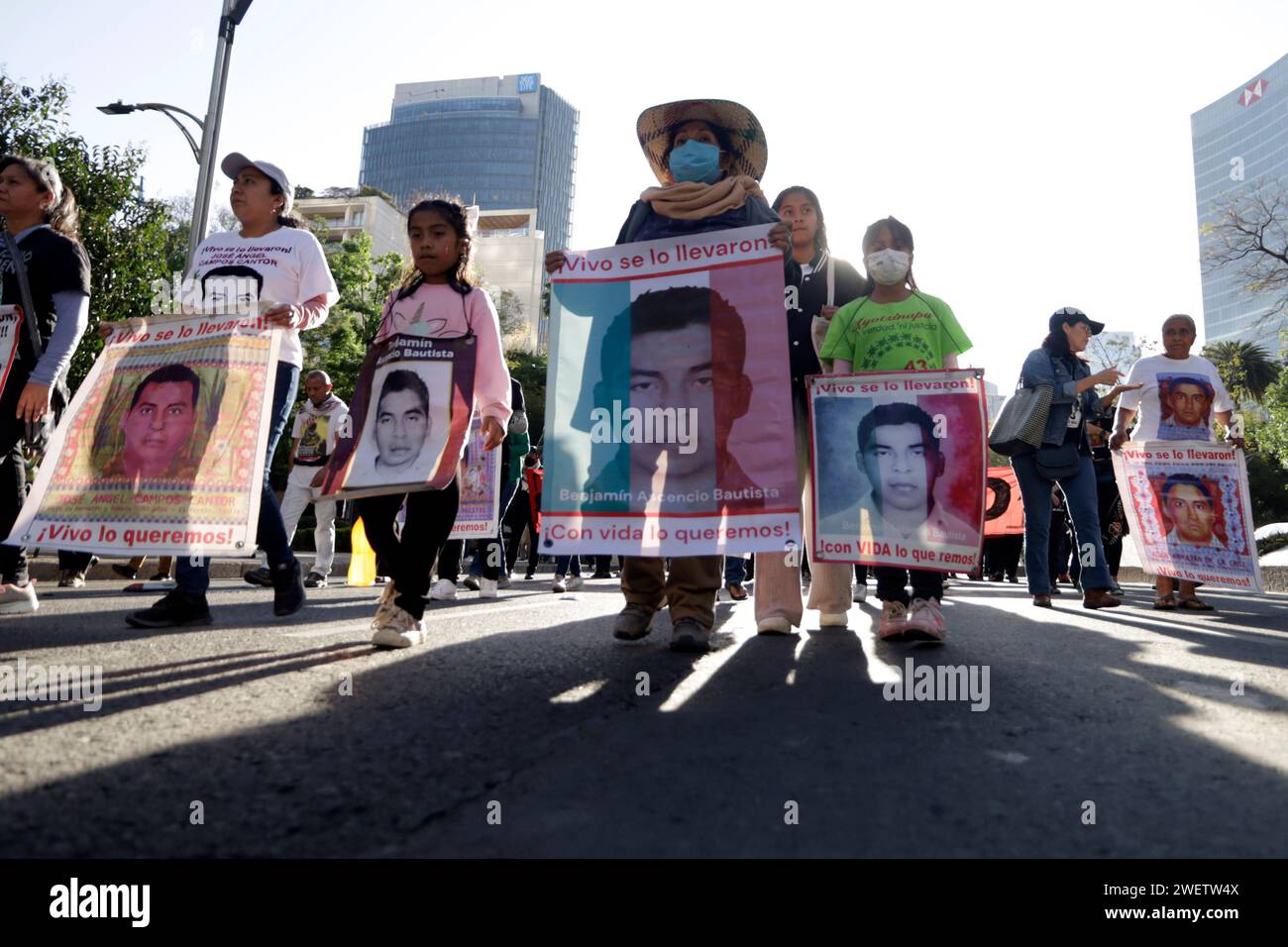 Mexiko-Stadt, Mexiko. Januar 2024. 26. Januar 2024, Mexiko-Stadt: Die Mütter und Väter der 43 Schüler der Ayotzinapa Normal School nehmen an der CXII Global Action for Ayotzinapa und Mexiko Teil. Am 26. Januar 2024 in Mexiko-Stadt, Mexiko (Foto: Luis Barron/Eyepix Group/SIPA USA). Quelle: SIPA USA/Alamy Live News Stockfoto