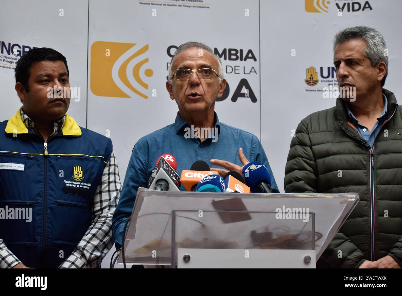 Bogota, Kolumbien. Januar 2024. Kolumbiens Verteidigungsminister Ivan Velasquez während einer Pressekonferenz der Minister für Umwelt, Inneres und Verteidigung in Bogota, Kolumbien, als Reaktion auf die Waldbrände, die in den vergangenen Tagen, am 26. Januar 2024, vorgestellt wurden. Foto: Cristian Bayona/Long Visual Press Credit: Long Visual Press/Alamy Live News Stockfoto