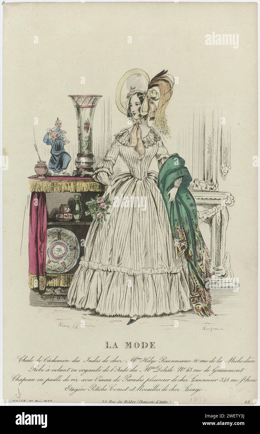 Fashion, 27. Mai 1837, Pl. 558, Nr. 68: Chale de Cèdemire des Indes (...), 1837 Frau in einem Kleid mit einem zerknitterten Streifen "Organdi de l'Hand" aus den Delisle-Geschäften. Um den Arm ein Schal von „Câchemire des Indes“ von Hareye Pessonneaux. Auf dem Kopf ein Baldachin Hut von 'Paille de Riz' mit Aufhängen (?) Federn des Paradiesvogels aus Lemonnier. Sie steht für eine Etagère mit chinesischem Porzellan Potiche Cornet et Rocailles aus Lesage. Druck aus dem Modemagazin La Mode (1829-1855). Papiergravur/Ätzen von Modeplatten. Kleid, Kleid (+ Damenkleidung). Handschuhe, Fäustlinge usw. (+ wome Stockfoto