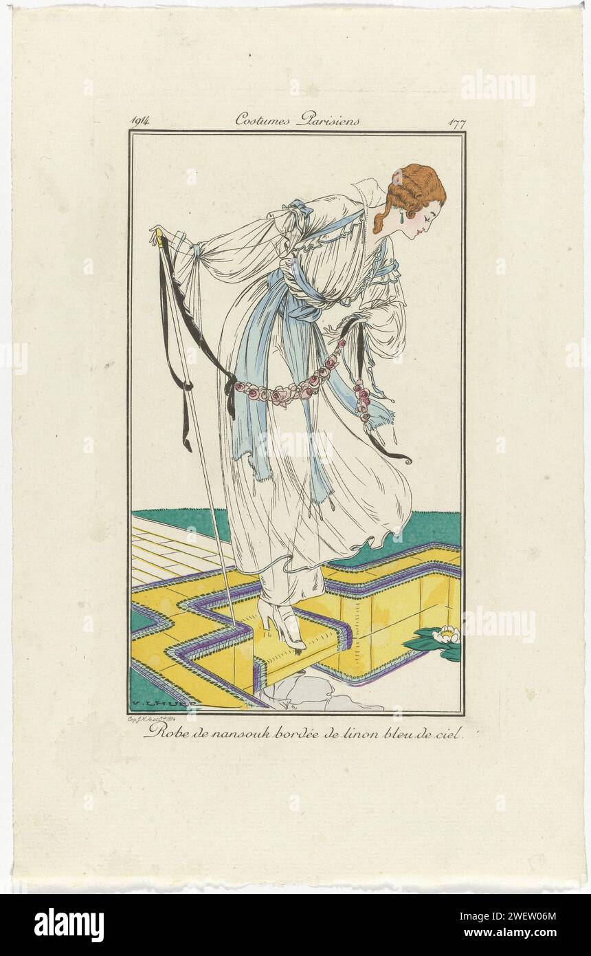 Journal of Ladies and Fashion, Pariser Kostüme, 1914, Nr. 177: Nansouk-Kleid (...), 1914 Frau, stehend am Teich, in einem Kleid aus Nansouk, mit himmelblauem Leinen bespannt. Gehstock. In den Händen eine Girlande aus Blumen und Band. Druck aus dem Modemagazin Journal des Dames et des Modes (1912-1914). Papiergravur von Modetafeln. Kleid, Kleid (+ Damenkleidung). Gartenteich. Gehstock, Personal, Stock (+ Damenkleidung). Blumen Stockfoto