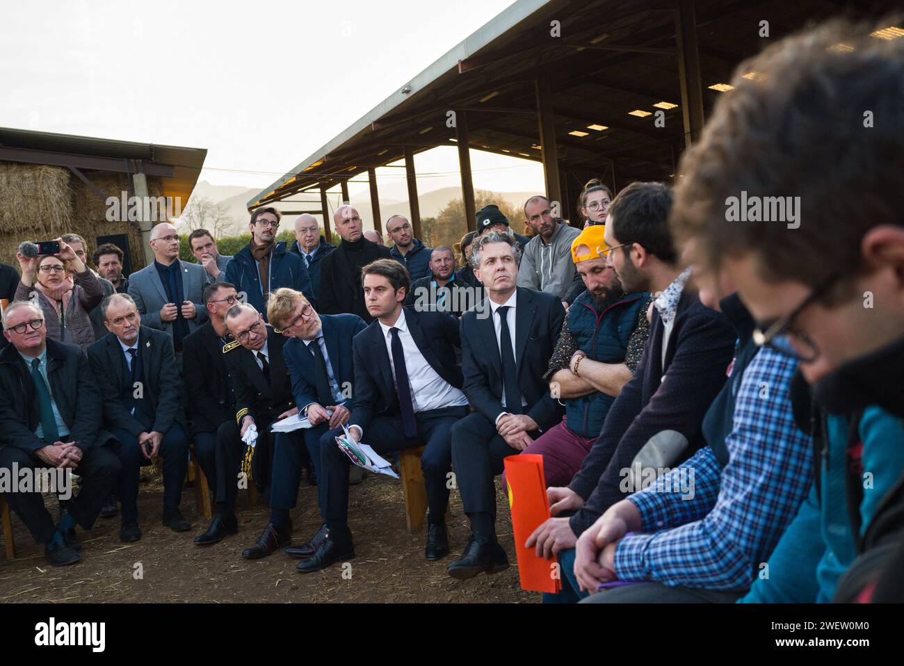 Die Minister hören den Landwirten zu. Premierminister Gabriel Attal, Umweltminister Christophe Bechu und Landwirtschaftsminister Marc Fesneau auf der Rinderfarm Ludovic Clavet in Montastruc de Salies in Haute-Garonne, um mit den Landwirten zu sprechen und ihre Bedenken zu äußern. Frankreich, Montastruc-de-Salies am 26. Januar 2024. Der französische Premierminister versuchte, die Wut der französischen Landwirte bei einem Besuch in der Region Haute-Garonne am Freitag zu mildern, indem er seine Regierung versprach, dem Sektor Priorität einzuräumen und Pläne zur Senkung einer wichtigen Steuerbefreiung für die Landwirtschaft fallen zu lassen. In seiner ersten großen Krise als Premierminister Gabriel Attal Stockfoto