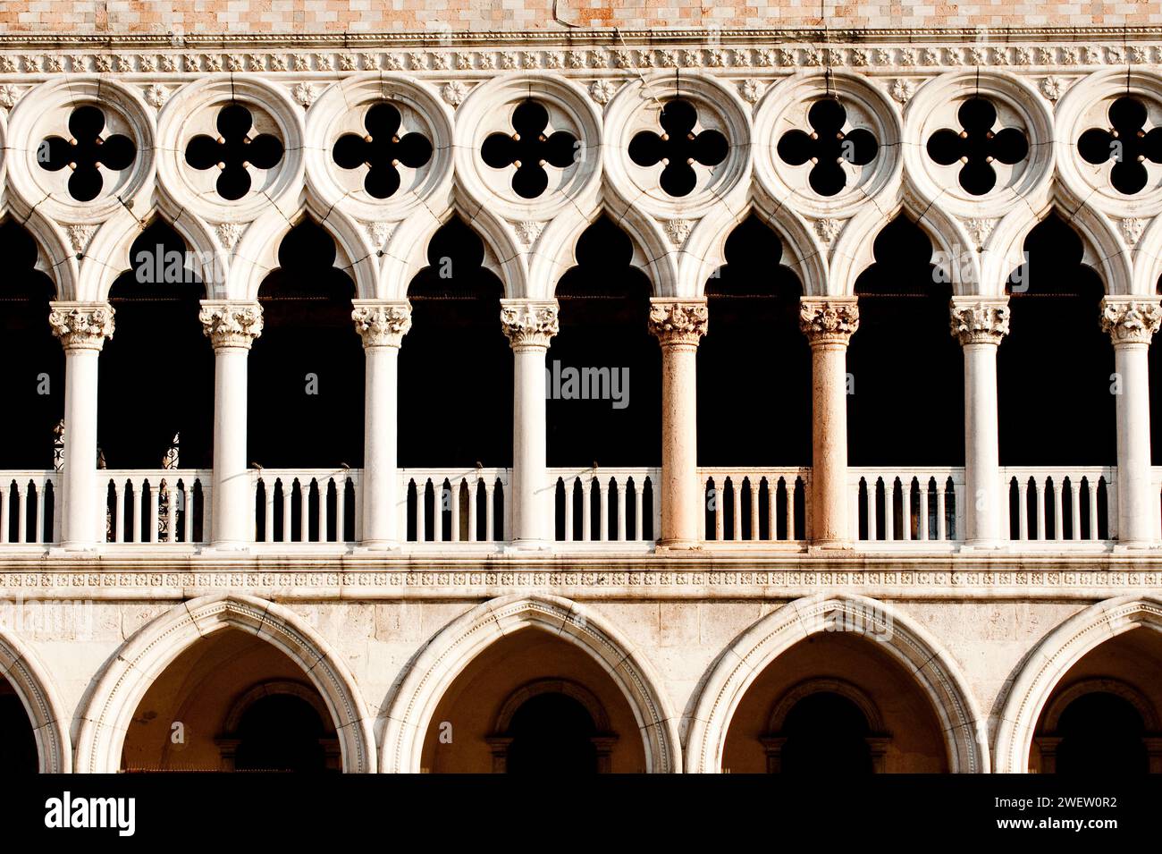 Der Dogenpalast im venezianischen gotischen Stil, Detail des Balkons, Venedig, Italien Stockfoto