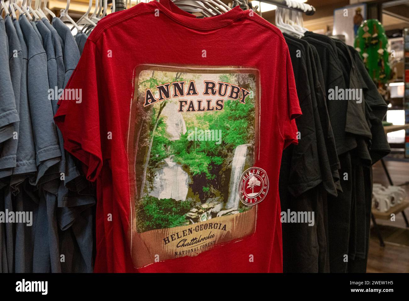 Anna Ruby Falls T-Shirts im Anna Ruby Falls Visitor Center in Helen, Georgia. (USA) Stockfoto