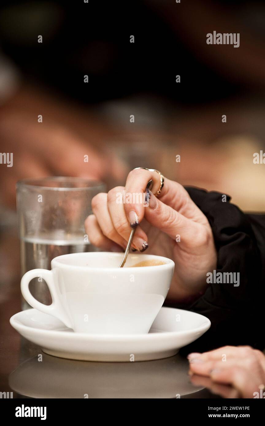 Nahaufnahme der Kaffeetasse, Rom, Italien Stockfoto