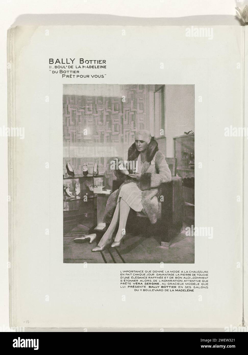 Kunst - Geschmack - Schönheit, weibliche Eleganz Blätter, Weihnachten 1928, Nr. 100, 9. Jahr, S. 12, Anonym, Werbung für Bally Bottier Schuhe aus dem Jahr 1928. Frau, die auf einem Stuhl sitzt, in einem Schuhgeschäft mit einem Schuh in der Hand. Seite aus dem Modemagazin Art-Goût-Beauté (1920-1933). Papierteller. Mantel (+ Damenkleidung). Schuhe, Sandalen (+ Damenkleidung). Einkaufen, einkaufen Stockfoto