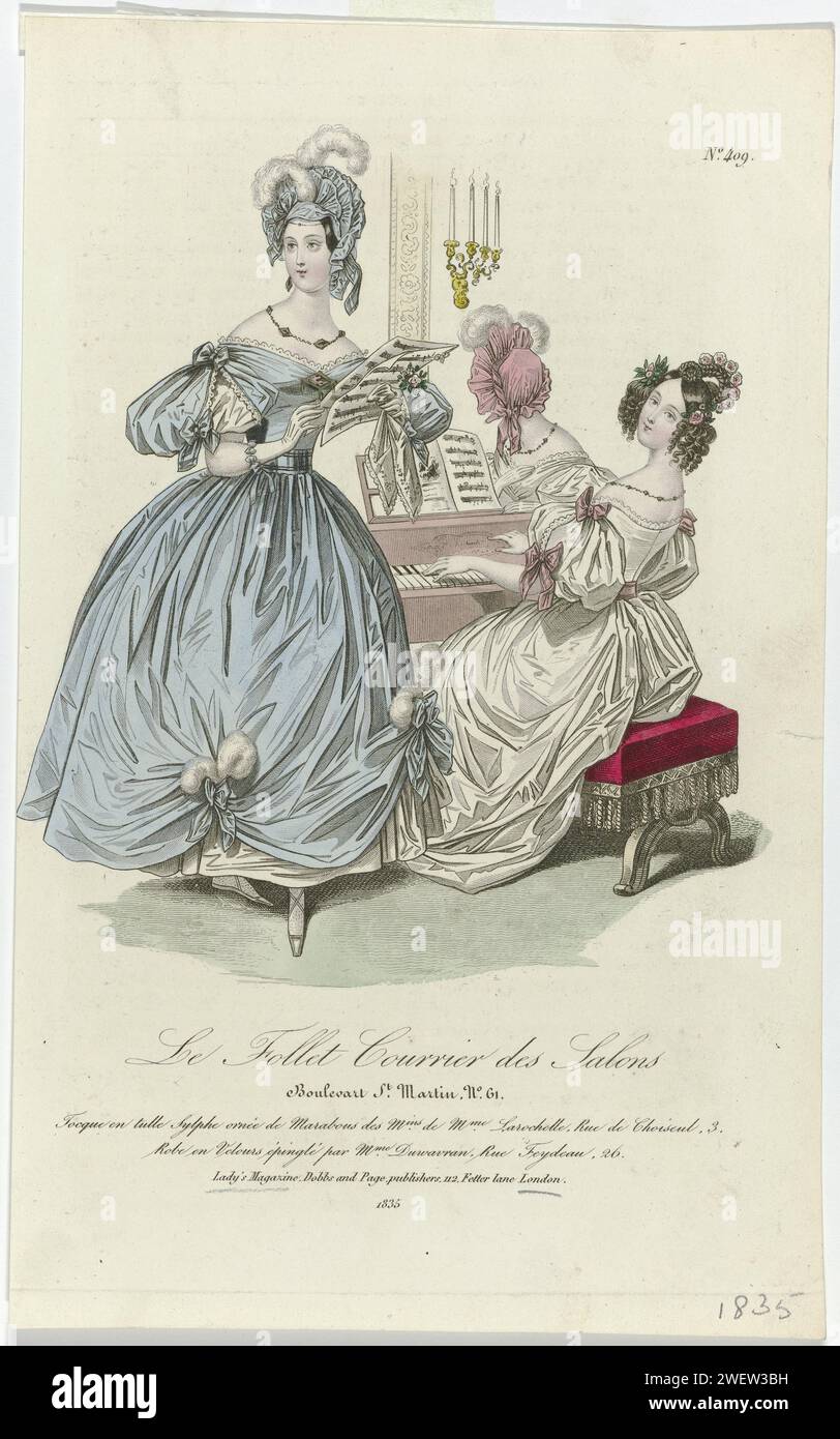 Le Follet Courrier des Salons, 1835, Nr. 409: Tulle Toque Sylph (...), 1835 Eine Frau hinter einem Klavier und eine Frau mit Noten in den Händen in einem Innenraum. Nach der Überschrift: Toque van 'Tulle Sylphe' dekoriert mit Marabo-Vorräten aus den Larochelle-Läden. Japon von 'Velor épinglé' von Duwavran. Druck aus dem Modemagazin Le Follet Courrier des Salons (November 1829-Oktober 1882). Papiergravur von Modetafeln. Kleid, Kleid: Abendkleid (+ Damenkleidung). Pianoforte (+ Künstler bei der Arbeit). Musiker, die Sänger begleiten. Notation von Musik. Kopfbedeckung: Haube (+ Damenkleidung Stockfoto