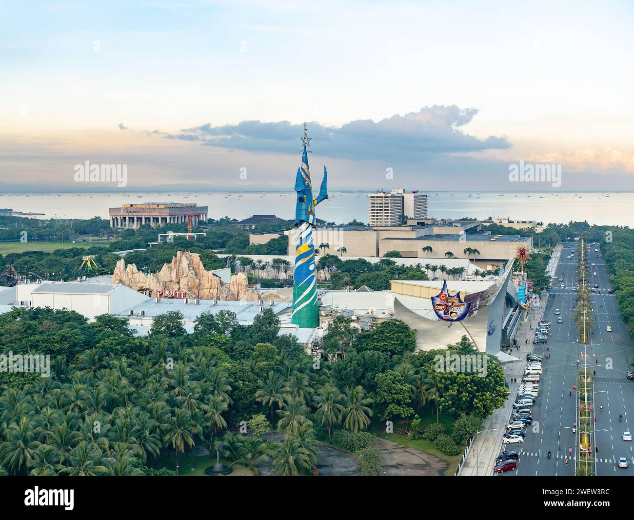 Blick auf die westlichen Teile von Pasay, Manila. Sichtbare Sehenswürdigkeiten sind Star City, Philippine International Convention Center, Manila Film Center und Sofite Stockfoto