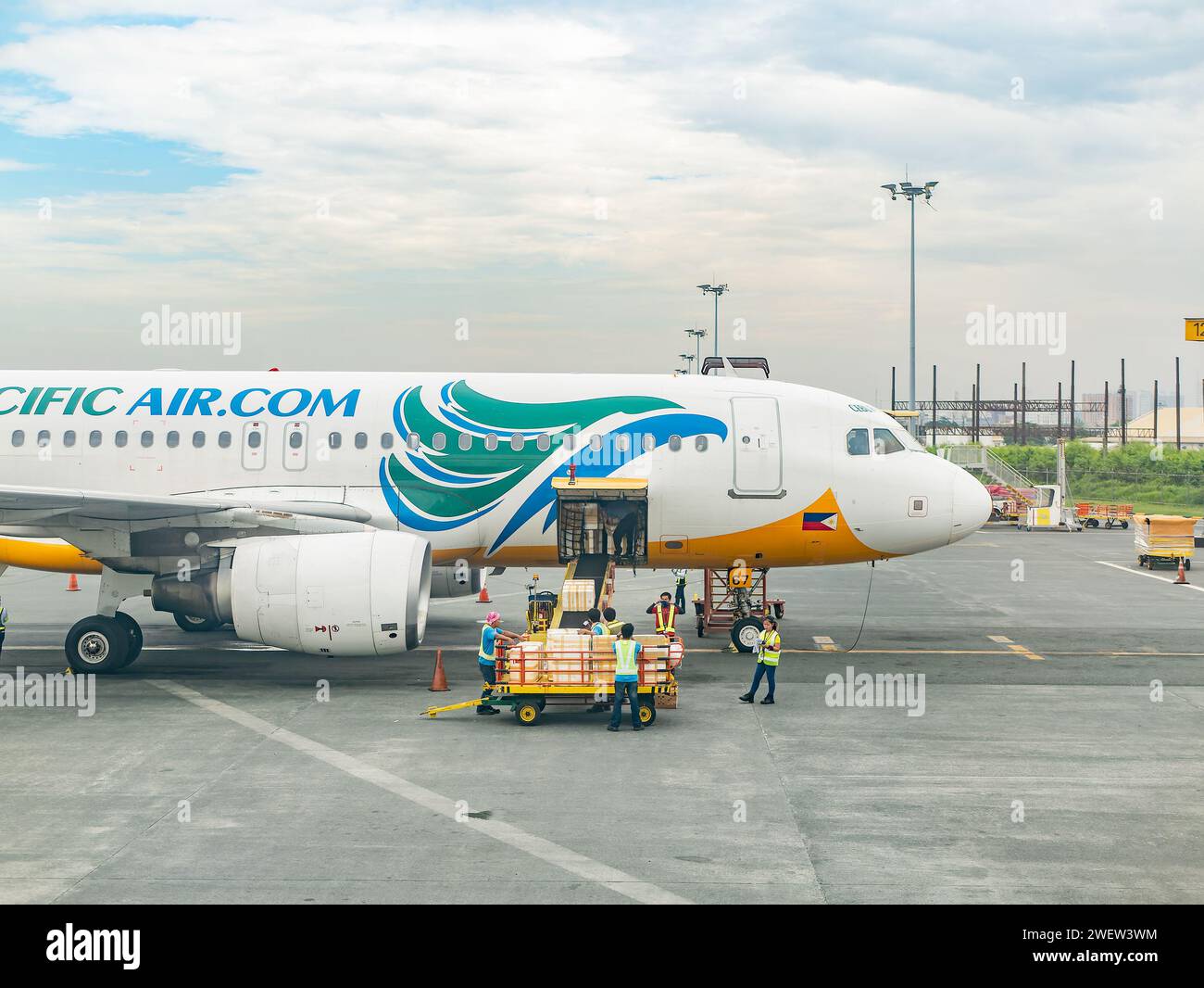 Manila, Philippinen - 8. Juli 2017: Ladung wird auf einen Cebu Pacific Airbus A320 am Terminal 3 des Ninoy Aquino International Airport in Pasay City geladen. Stockfoto