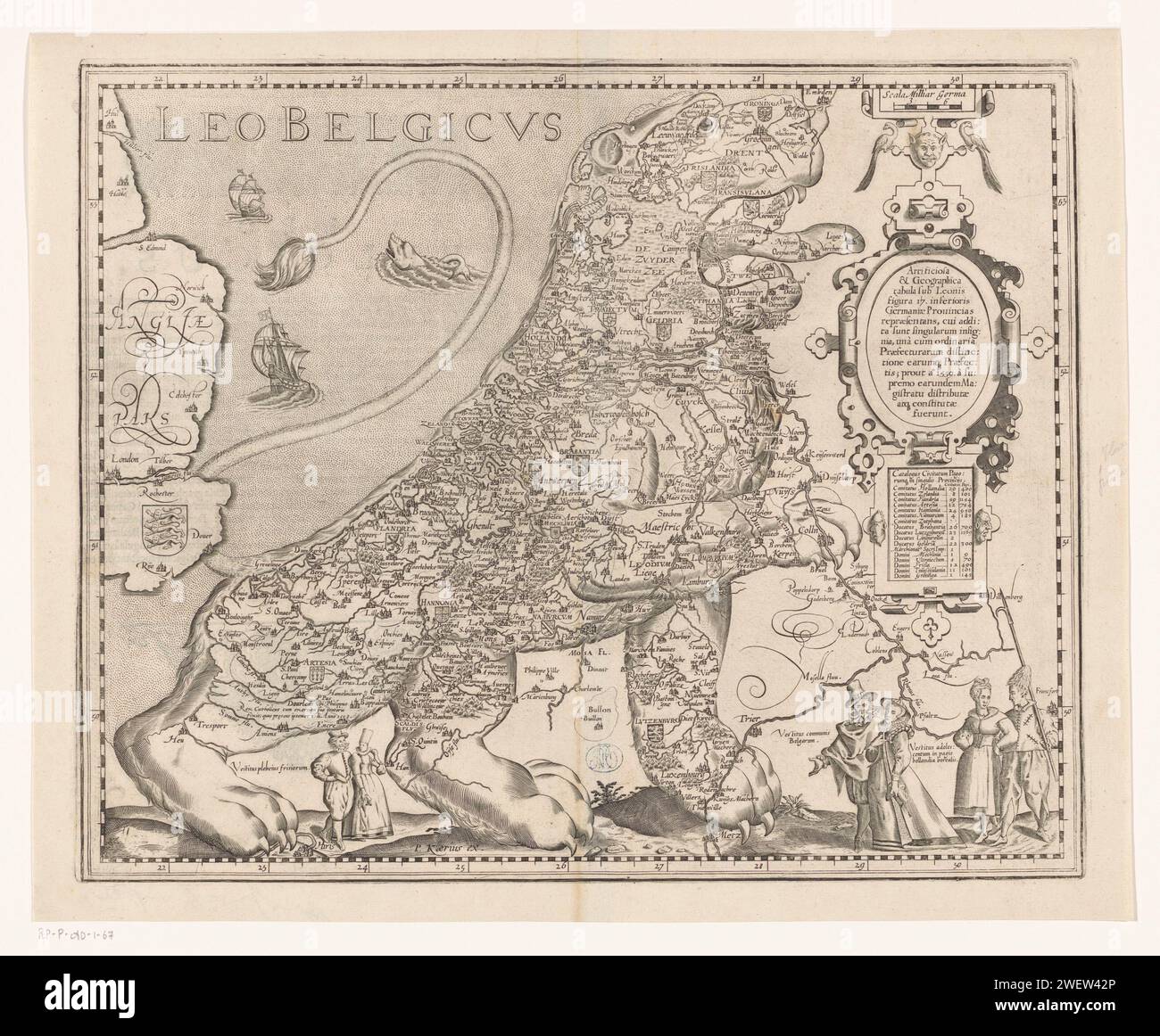 Karte der siebzehn Provinzen in Form des Niederländischen Löwen, 1617 drucken Karte der siebzehn Provinzen in Form des Niederländischen Löwen. Die Begleitwaffe ist auf der Karte selbst abgebildet. Rechts eine Kartusche mit einer Schüssel oben: Scala Milliar Germa, in der Mitte eine Erklärung über die Karte und unten eine Übersicht mit topographischen Informationen über jede Provinz. Am Ende der Karte sind drei Paare in Kleidung aus verschiedenen Gebieten und von verschiedenen Positionen dargestellt. Gradverteilung entlang der Kanten. Auf dem lateinischen Verso-Text. Papiergravur/Letterpres Stockfoto