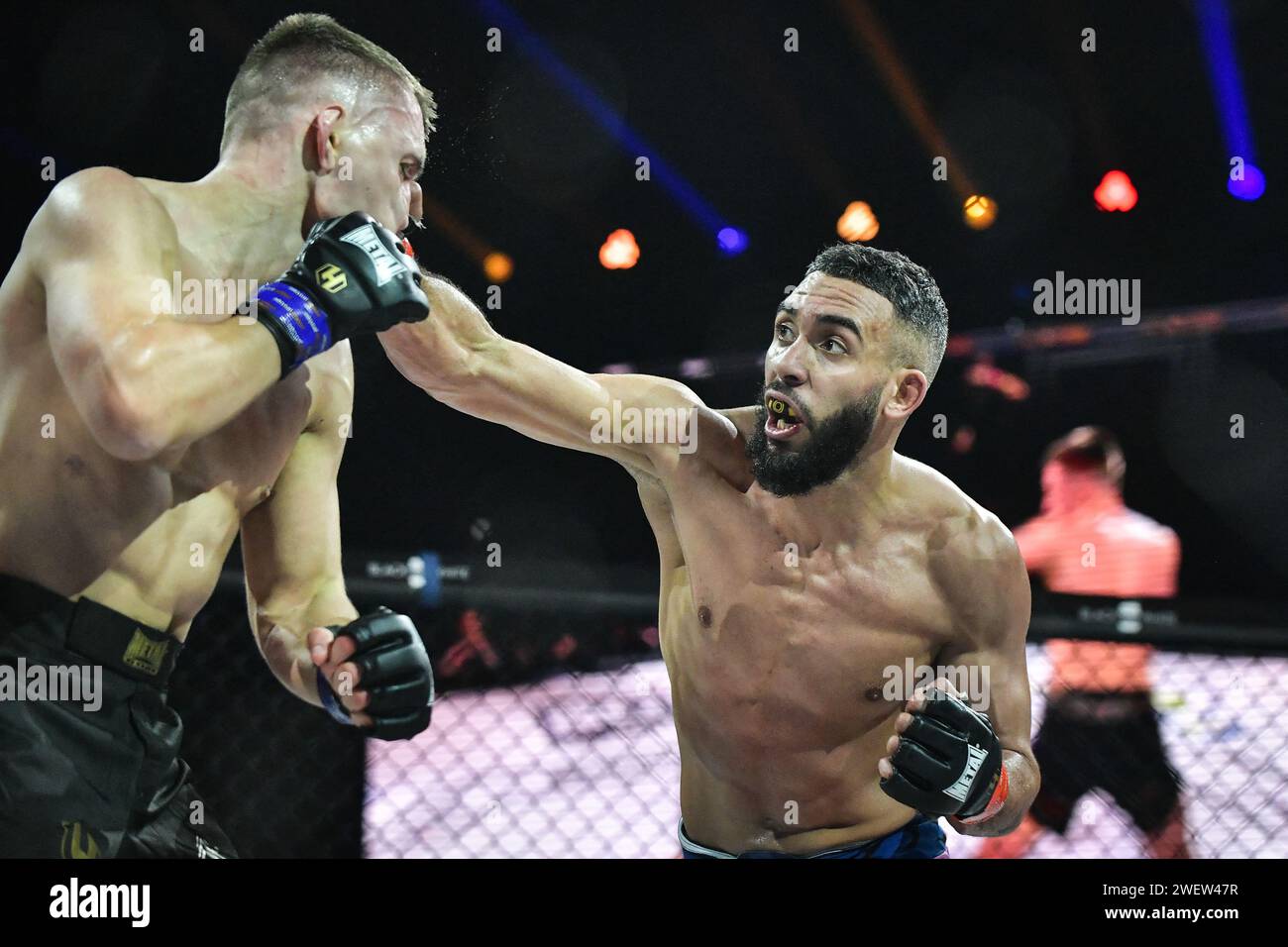 Paris, Frankreich. Januar 2024. Der litauische Boxer OSVALD FEDOROVIC (R) tritt am 26. Januar 2024 beim HEXAGONE MMA 13 PARIS im Zenith in Paris gegen den französischen Boxer MEHDI BEN LAKHDHAR an. Foto: Firas Abdullah/ABACAPRESS.COM Credit: Abaca Press/Alamy Live News Stockfoto