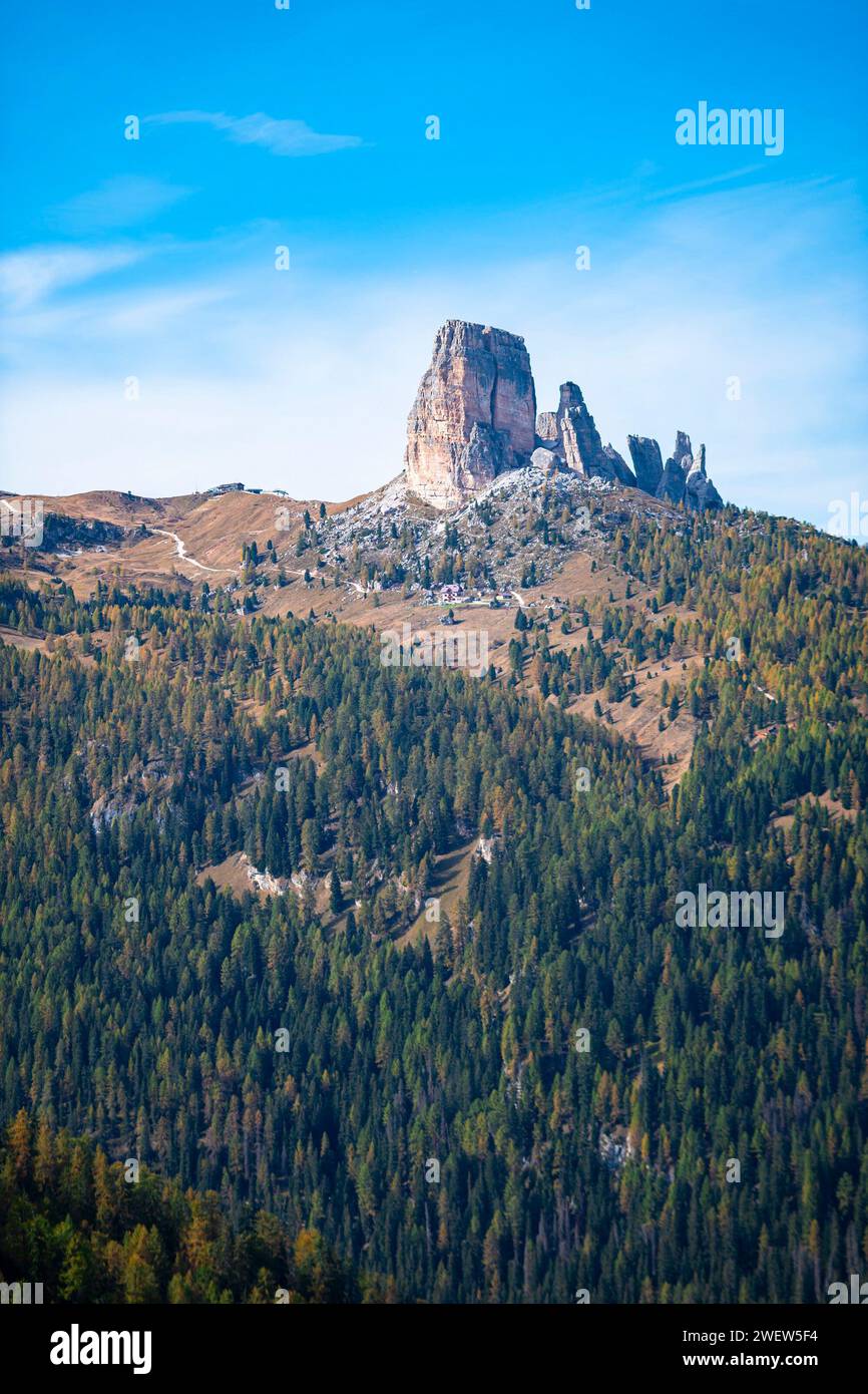 Atemberaubende Aussicht auf die fünf steilen Felsen der Felsformation ¨Cinque Torri¨ in den italienischen Dolomiten. Stockfoto