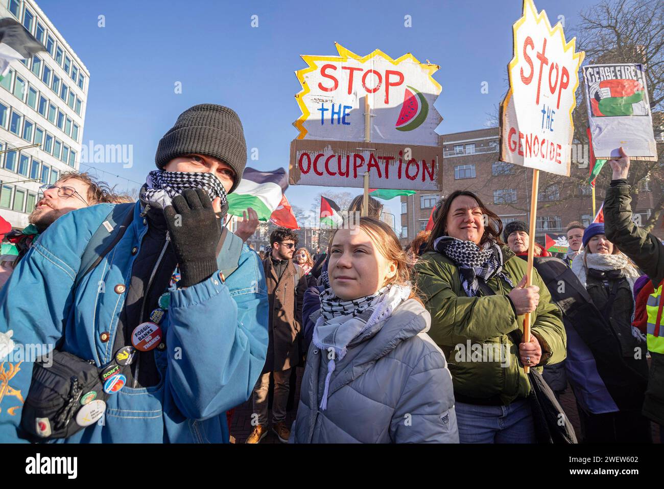 Den Haag, Südholland, Niederlande. Februar 2014. Die junge Klimaaktivistin Greta Thunberg im Zentrum nimmt an dem von Plakaten umgebenen pro-palästinensischen Protest Teil, während der heutigen ersten Entscheidung des Internationalen Gerichtshofs (ICJ) über den israelischen Gaza-Krieg. Der IStGH in den Haag ordnete Israel am Freitag an, während seines Konflikts mit der Hamas keinerlei Völkermord an Palästinensern im Gazastreifen zu verwehren und Beweise für die Vorwürfe des Völkermords aufzubewahren. (Credit Image: © Charles M. Vella/SOPA images via ZUMA Press Wire) NUR REDAKTIONELLE VERWENDUNG! Nicht für kommerzielle ZWECKE! Stockfoto